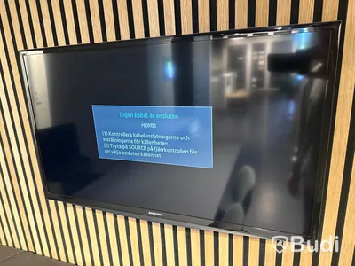 Akustikpanel, höj- och sänkbart skrivbord, kontorsstol, skärm, skåp samt 2 st. stolar