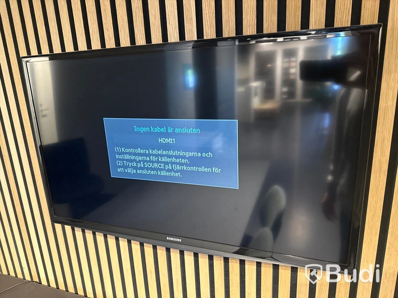 Akustikpanel, höj- och sänkbart skrivbord, kontorsstol, skärm, skåp samt 2 st. stolar