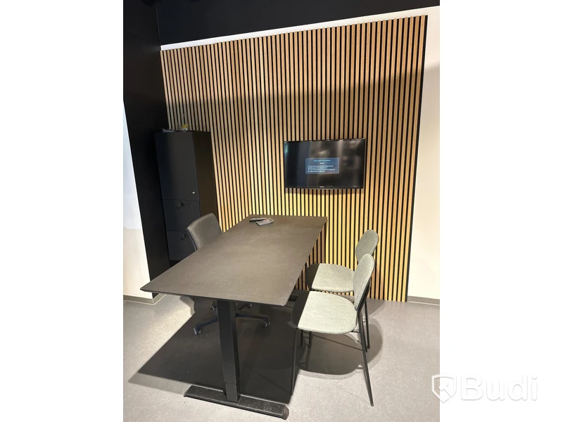 Akustikpanel, höj- och sänkbart skrivbord, kontorsstol, skärm, skåp samt 2 st. stolar