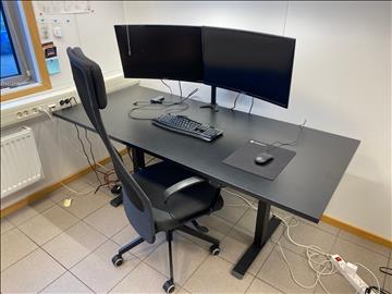 Kontorsarbetsplats med dubbla skärmar