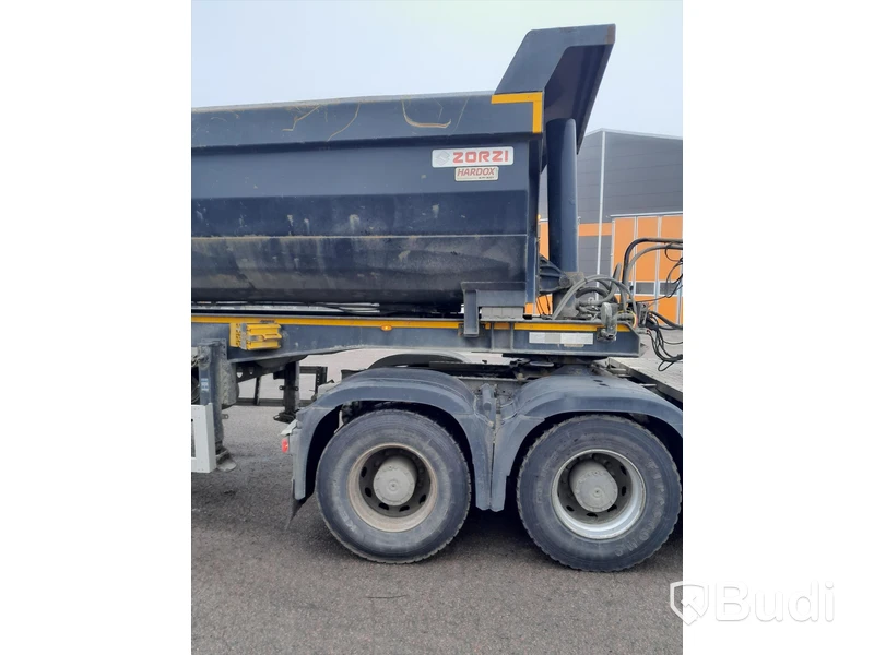 Dragbil Mercedes-Benz Arocs 3358-2015 med Zorzi asfaltstrailer -2014