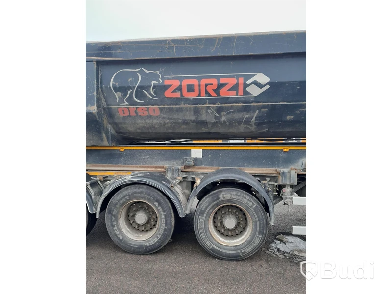 Dragbil Mercedes-Benz Arocs 3358-2015 med Zorzi asfaltstrailer -2014