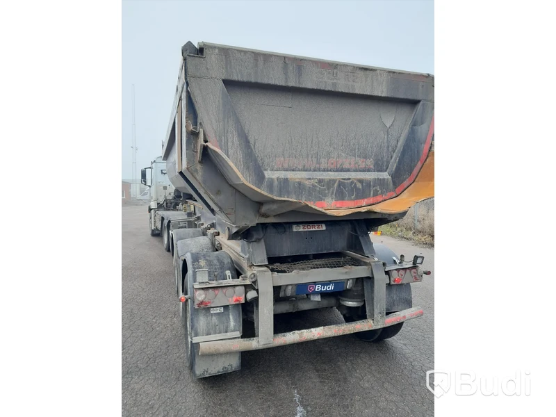 Dragbil Mercedes-Benz Arocs 3358-2015 med Zorzi asfaltstrailer -2014
