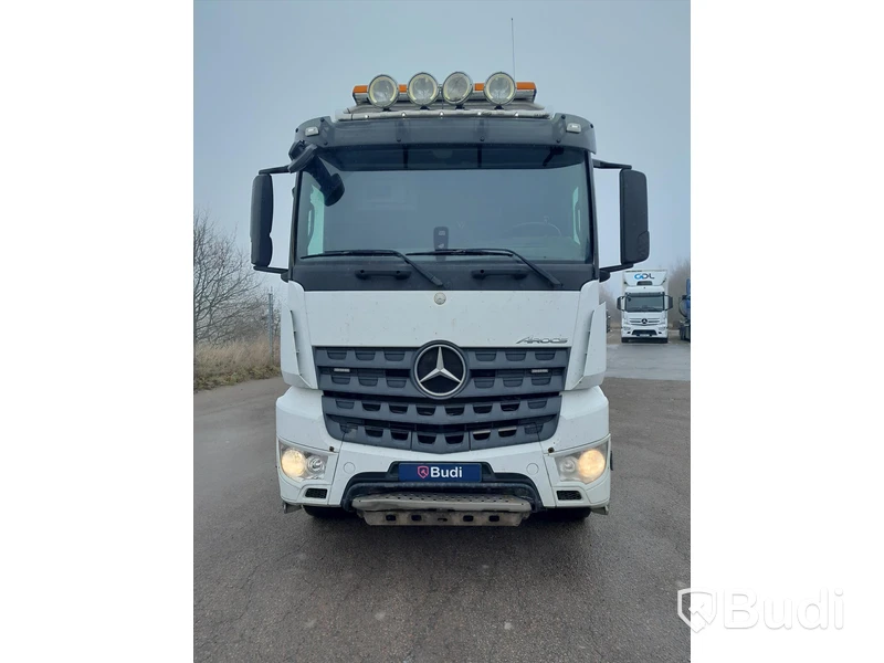 Dragbil Mercedes-Benz Arocs 3358-2015 med Zorzi asfaltstrailer -2014