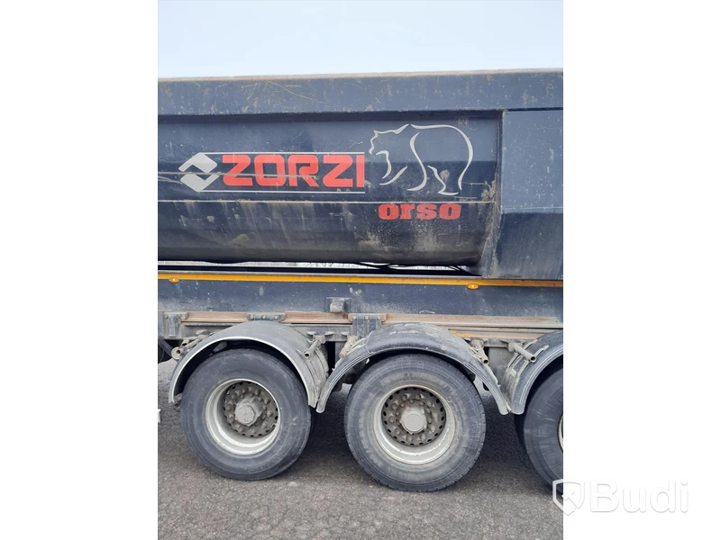 Dragbil Mercedes-Benz Arocs 3358-2015 med Zorzi asfaltstrailer -2014