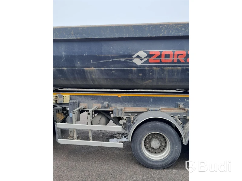 Dragbil Mercedes-Benz Arocs 3358-2015 med Zorzi asfaltstrailer -2014