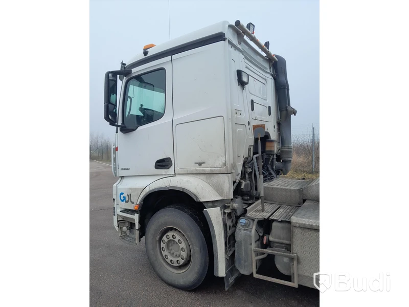 Dragbil Mercedes-Benz Arocs 3358-2015 med Zorzi asfaltstrailer -2014