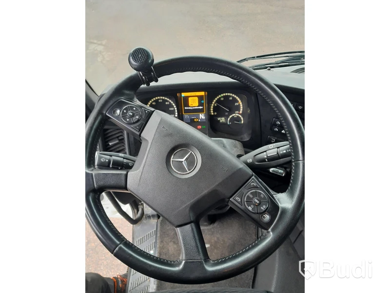 Dragbil Mercedes-Benz Arocs 3358-2015 med Zorzi asfaltstrailer -2014
