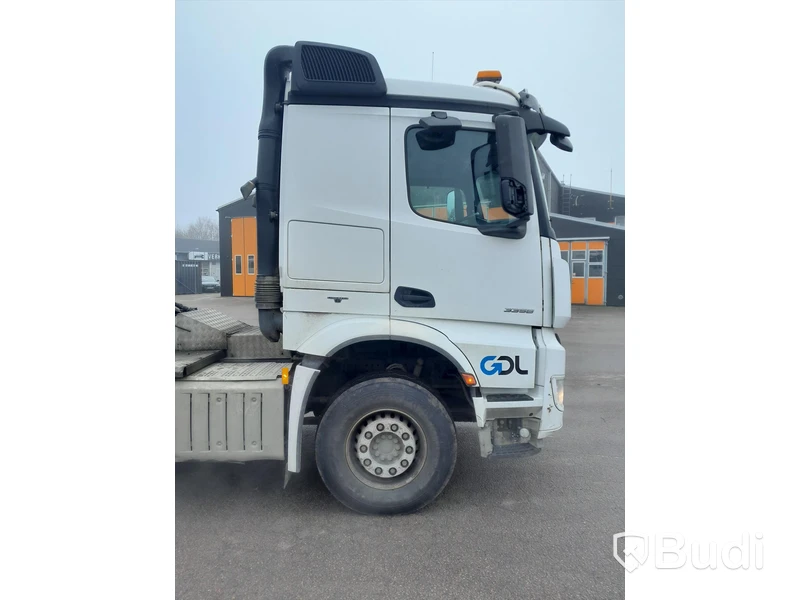 Dragbil Mercedes-Benz Arocs 3358-2015 med Zorzi asfaltstrailer -2014