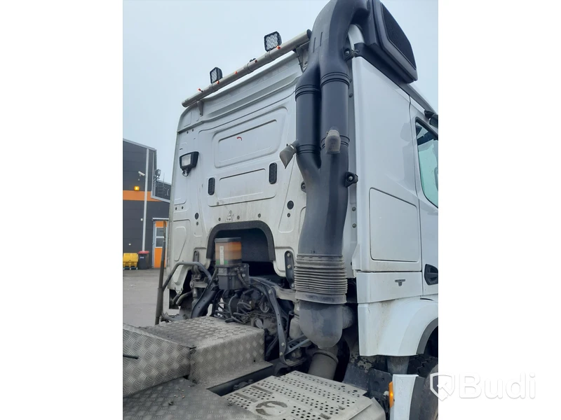 Dragbil Mercedes-Benz Arocs 3358-2015 med Zorzi asfaltstrailer -2014