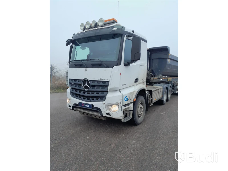 Dragbil Mercedes-Benz Arocs 3358-2015 med Zorzi asfaltstrailer -2014