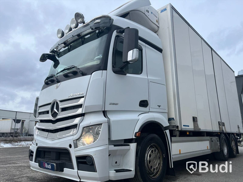 Lastbil Mercedes-Benz Actros 2551, 2014 - med Skabskåp - öppningsbar sida och baklyft