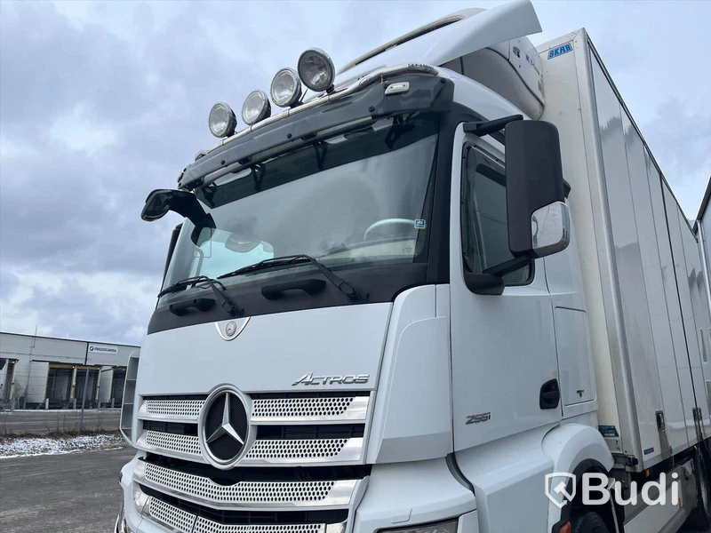 Lastbil Mercedes-Benz Actros 2551, 2014 - med Skabskåp - öppningsbar sida och baklyft