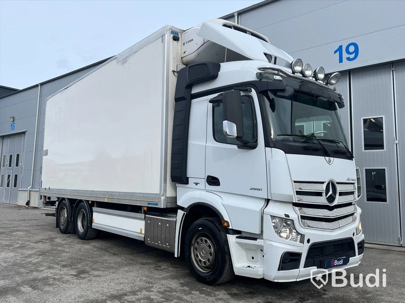 Lastbil Mercedes-Benz Actros 2551, 2014 - med Skabskåp - öppningsbar sida och baklyft