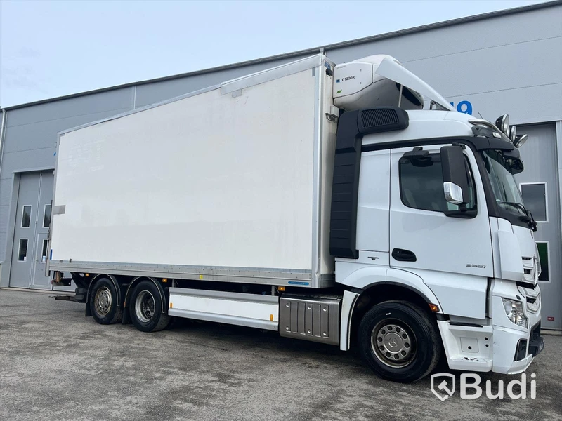 Lastbil Mercedes-Benz Actros 2551, 2014 - med Skabskåp - öppningsbar sida och baklyft