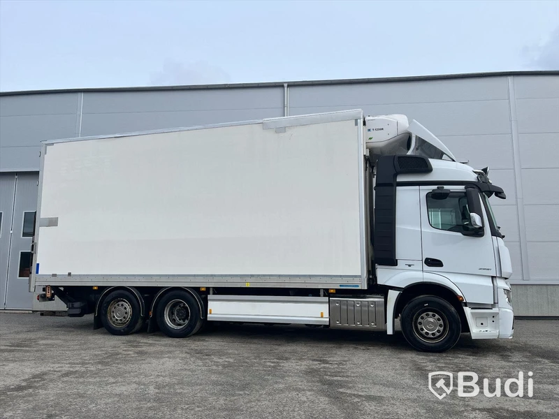 Lastbil Mercedes-Benz Actros 2551, 2014 - med Skabskåp - öppningsbar sida och baklyft