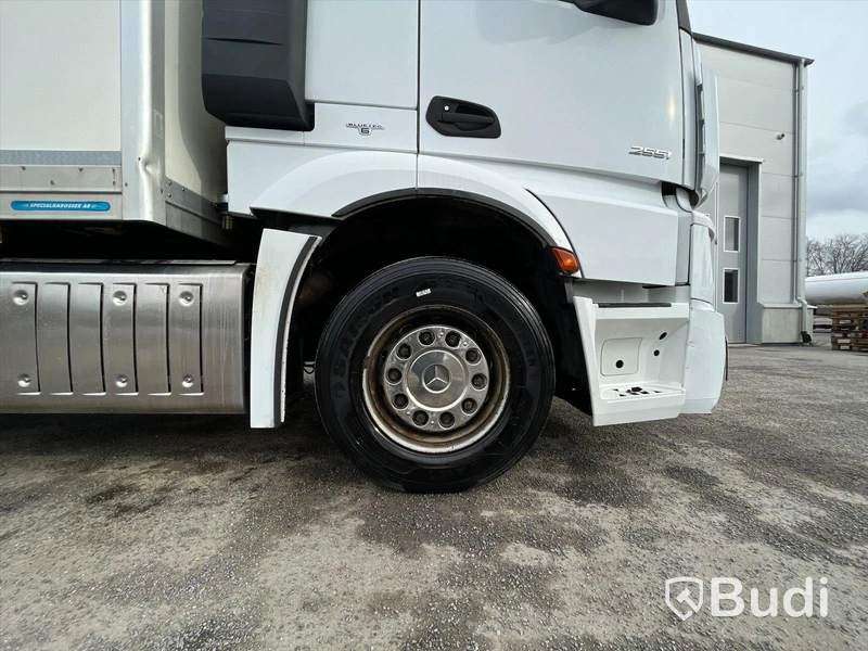 Lastbil Mercedes-Benz Actros 2551, 2014 - med Skabskåp - öppningsbar sida och baklyft