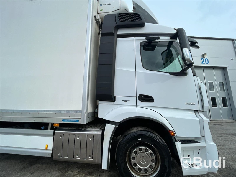 Lastbil Mercedes-Benz Actros 2551, 2014 - med Skabskåp - öppningsbar sida och baklyft