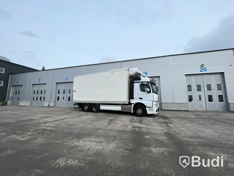 Lastbil Mercedes-Benz Actros 2551, 2014 - med Skabskåp - öppningsbar sida och baklyft