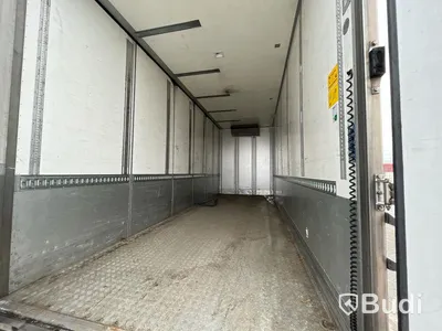 Lastbil Mercedes-Benz Actros 2551, 2014 - med Skabskåp - öppningsbar sida och baklyft