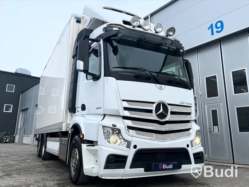 Lastbil Mercedes-Benz Actros 2551, 2014 - med Skabskåp - öppningsbar sida och baklyft
