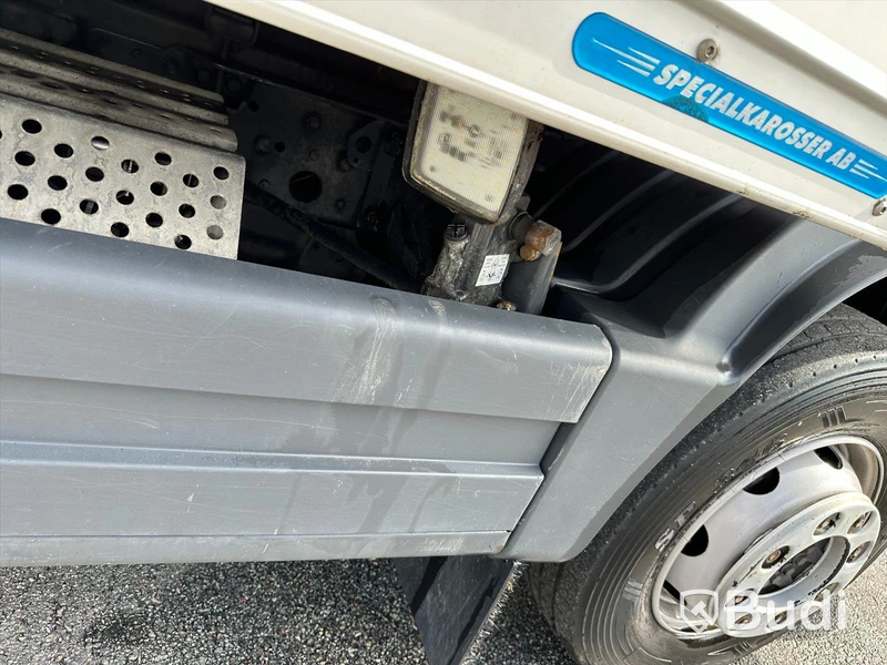 tertagen till MKR  Lastbil Mercedes-Benz 967PKX3 Atego | Höj & Sänk skåp | 2015