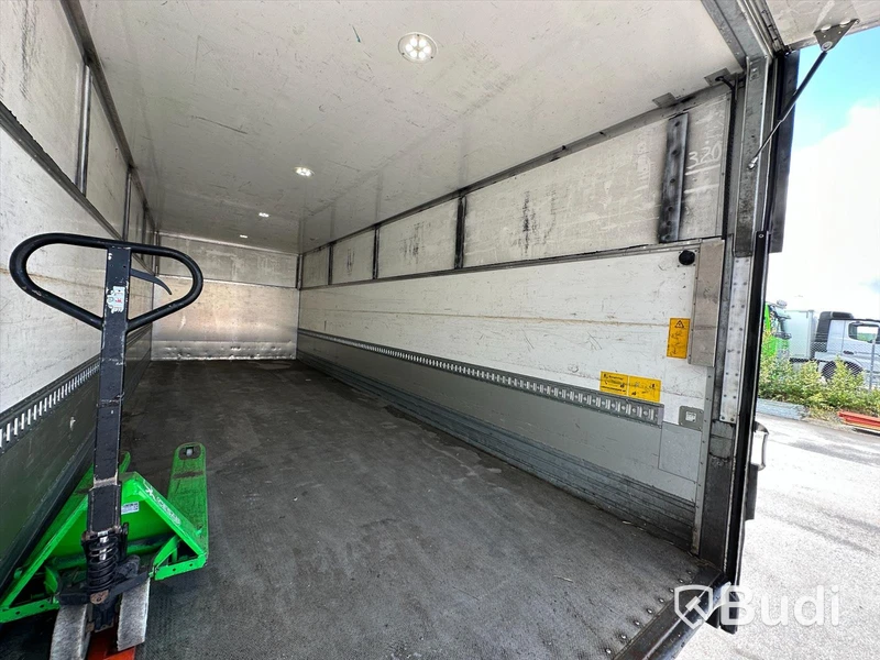tertagen till MKR  Lastbil Mercedes-Benz 967PKX3 Atego | Höj & Sänk skåp | 2015