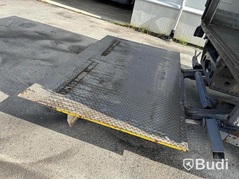 tertagen till MKR  Lastbil Mercedes-Benz 967PKX3 Atego | Höj & Sänk skåp | 2015