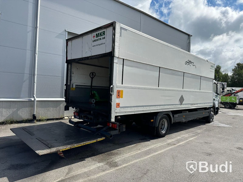 tertagen till MKR  Lastbil Mercedes-Benz 967PKX3 Atego | Höj & Sänk skåp | 2015