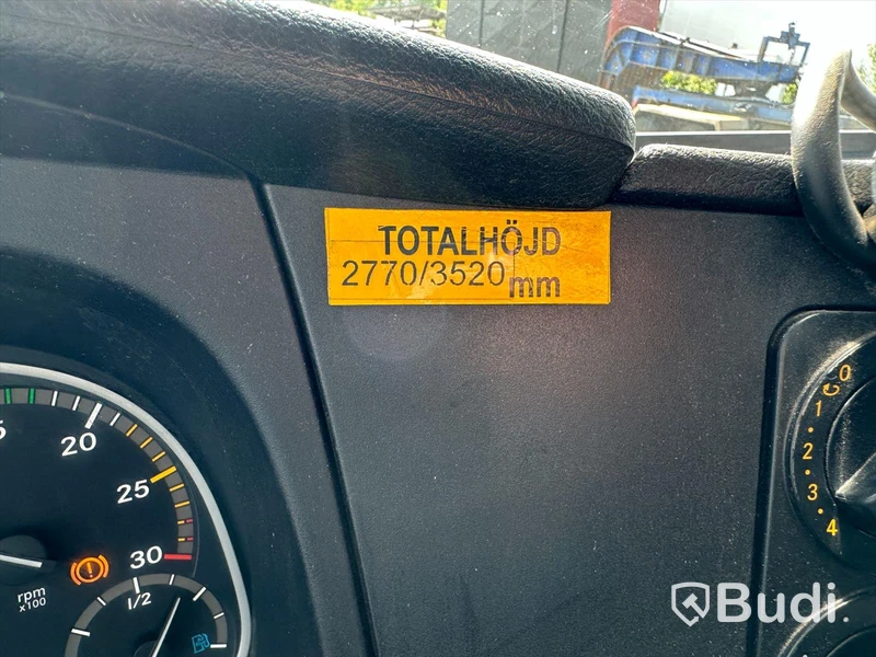 tertagen till MKR  Lastbil Mercedes-Benz 967PKX3 Atego | Höj & Sänk skåp | 2015