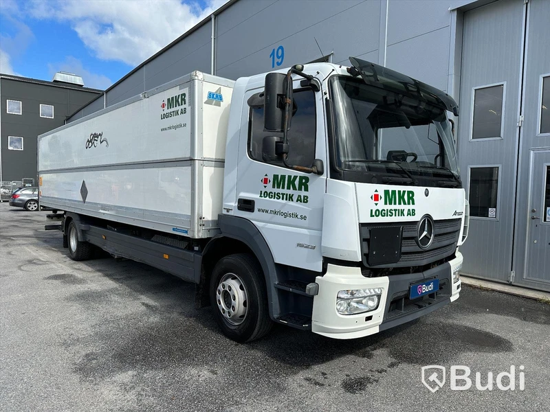 tertagen till MKR  Lastbil Mercedes-Benz 967PKX3 Atego | Höj & Sänk skåp | 2015