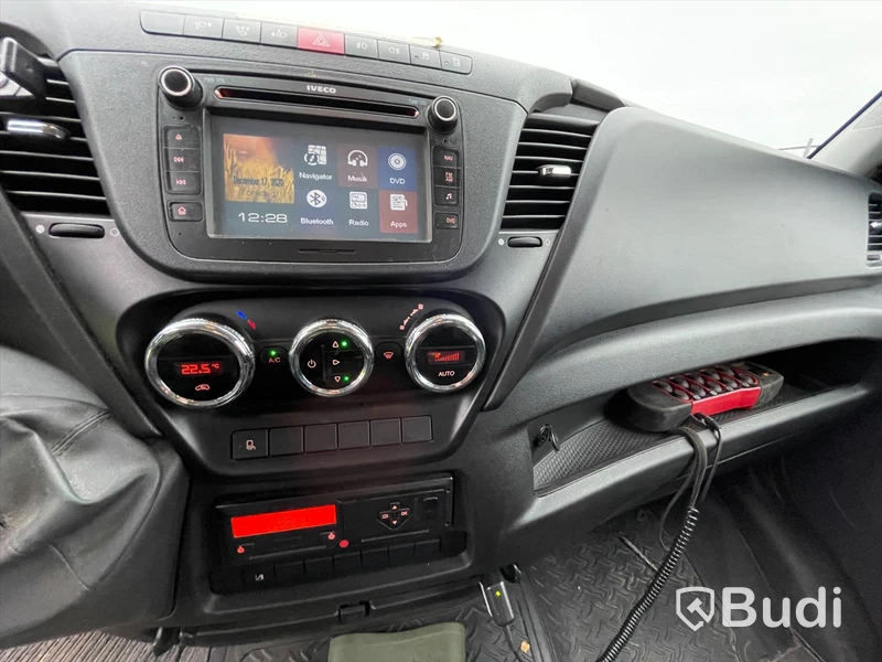 Lastbil Iveco Daily 70c17HA8 Pallfinger kran med EFAB byggnation Euro6
