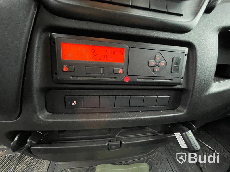 Lastbil Iveco Daily 70c17HA8 Pallfinger kran med EFAB byggnation Euro6