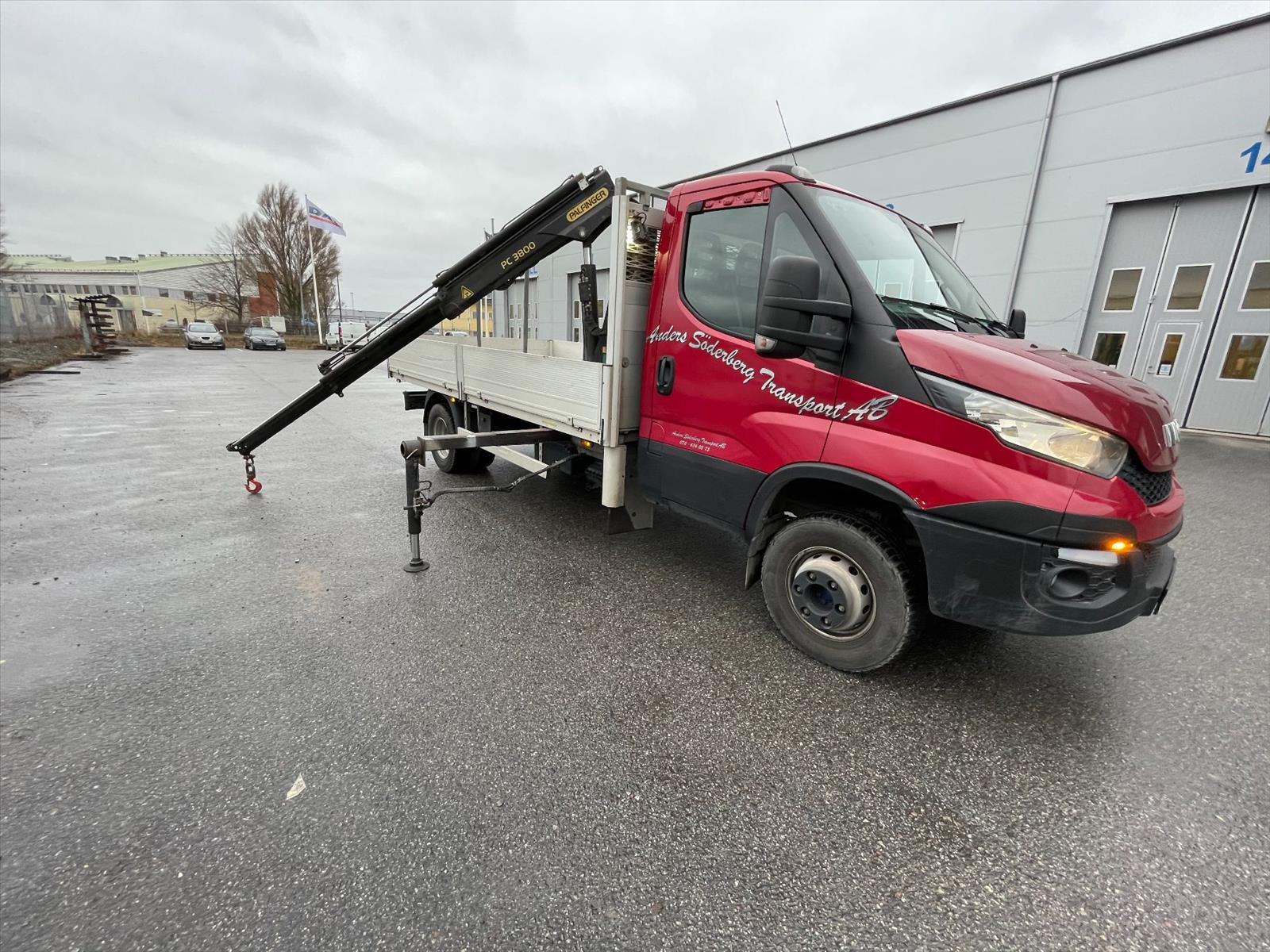 Lastbil Iveco Daily 70c17HA8 Pallfinger kran med EFAB byggnation Euro6