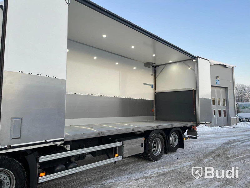 Lastbil Volvo FH 500 Yrkesutbildnings Fjärrbil | 2022 | Automat | Öppningsbar sida | Nypris ca 2 800 000
