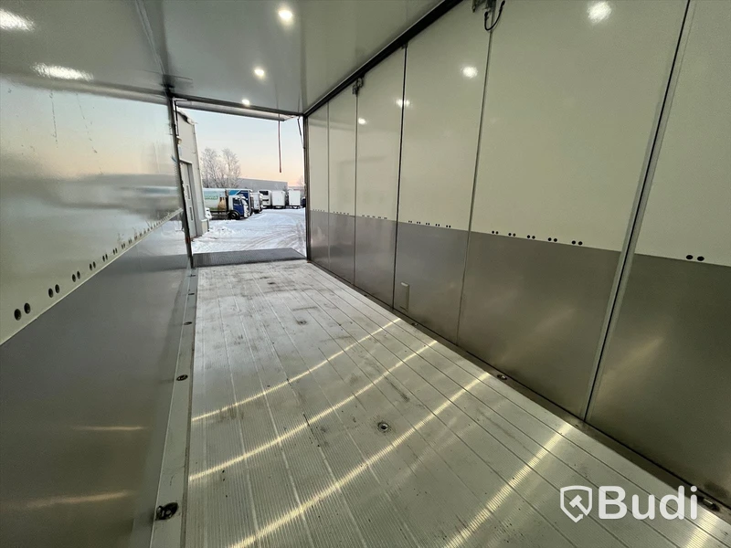 Lastbil Volvo FH 500 Yrkesutbildnings Fjärrbil | 2022 | Automat | Öppningsbar sida | Nypris ca 2 800 000