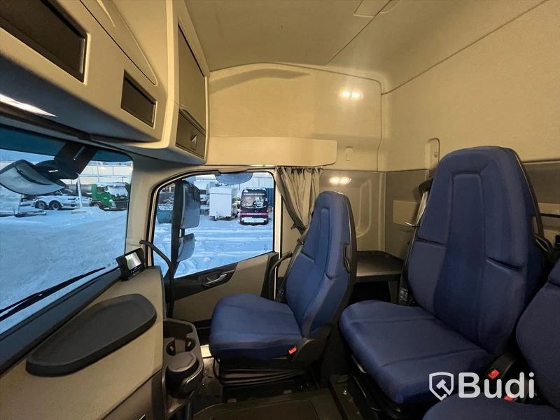 Lastbil Volvo FH 500 Yrkesutbildnings Fjärrbil | 2022 | Automat | Öppningsbar sida | Nypris ca 2 800 000