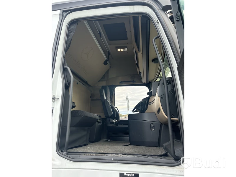 Kylbil Mercedes-Benz Actros | 9518 mil |  2023 | Salaskåp | Zepro | ÖBS