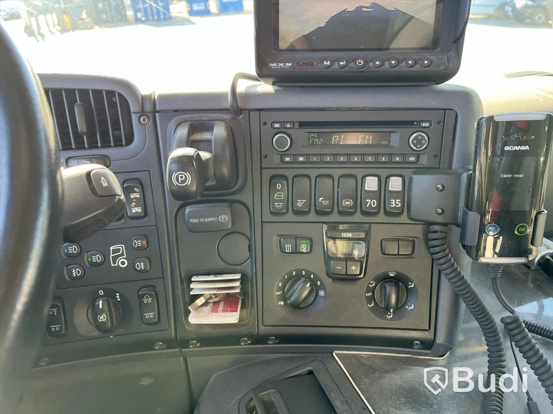 Lastbil Scania P410 Tip&kran PK22002D plogbilsförberedd
