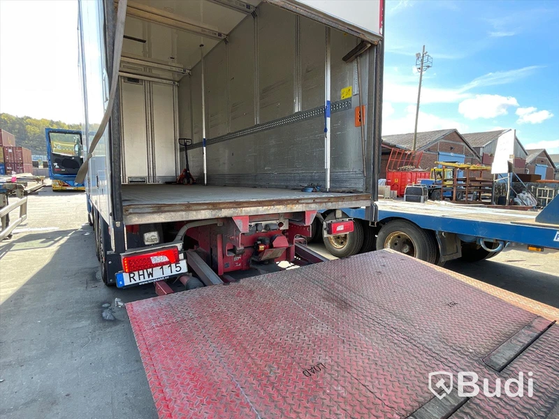 Lastbil Scania R490 6x2 Euro 6 Ny info i annonstexten skåpbil med bakgavelslyft och öppningsbarsida