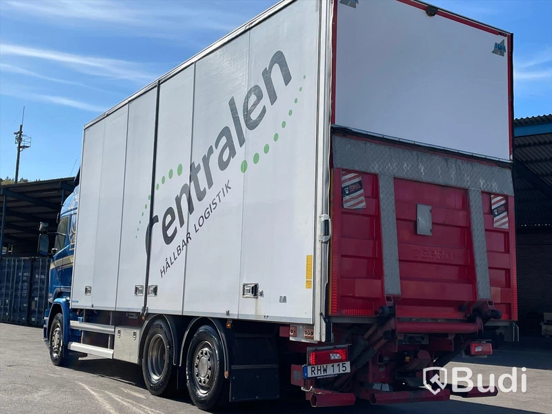 Lastbil Scania R490 6x2 Euro 6 Ny info i annonstexten skåpbil med bakgavelslyft och öppningsbarsida