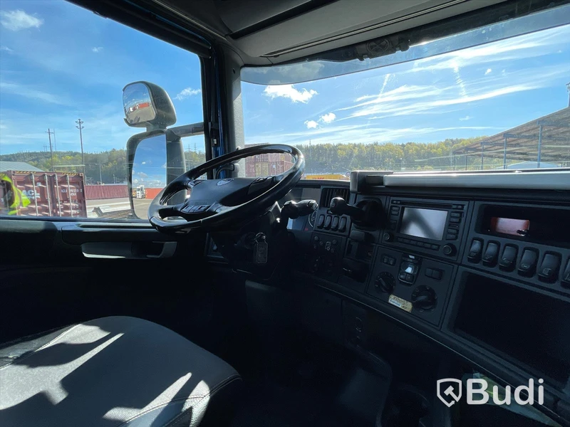 Lastbil Scania R490 6x2 Euro 6 Ny info i annonstexten skåpbil med bakgavelslyft och öppningsbarsida