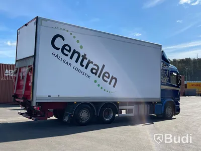 Lastbil Scania R490 6x2 Euro 6 Ny info i annonstexten skåpbil med bakgavelslyft och öppningsbarsida