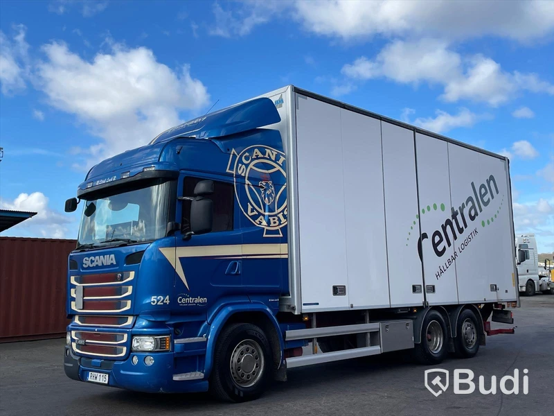 Lastbil Scania R490 6x2 Euro 6 Ny info i annonstexten skåpbil med bakgavelslyft och öppningsbarsida