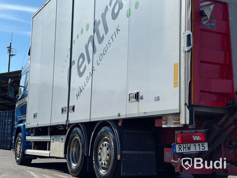 Lastbil Scania R490 6x2 Euro 6 Ny info i annonstexten skåpbil med bakgavelslyft och öppningsbarsida