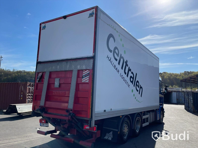 Lastbil Scania R490 6x2 Euro 6 Ny info i annonstexten skåpbil med bakgavelslyft och öppningsbarsida