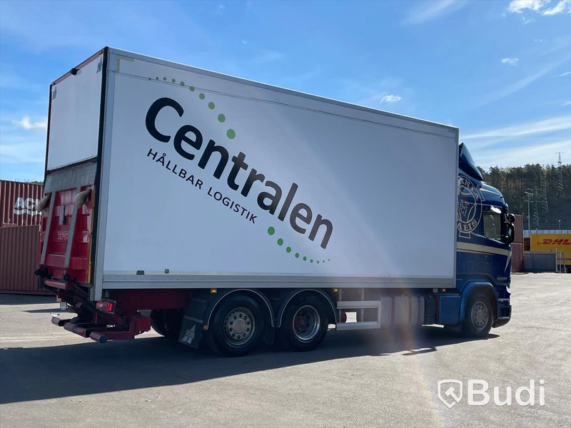 Lastbil Scania R490 6x2 Euro 6 Ny info i annonstexten skåpbil med bakgavelslyft och öppningsbarsida