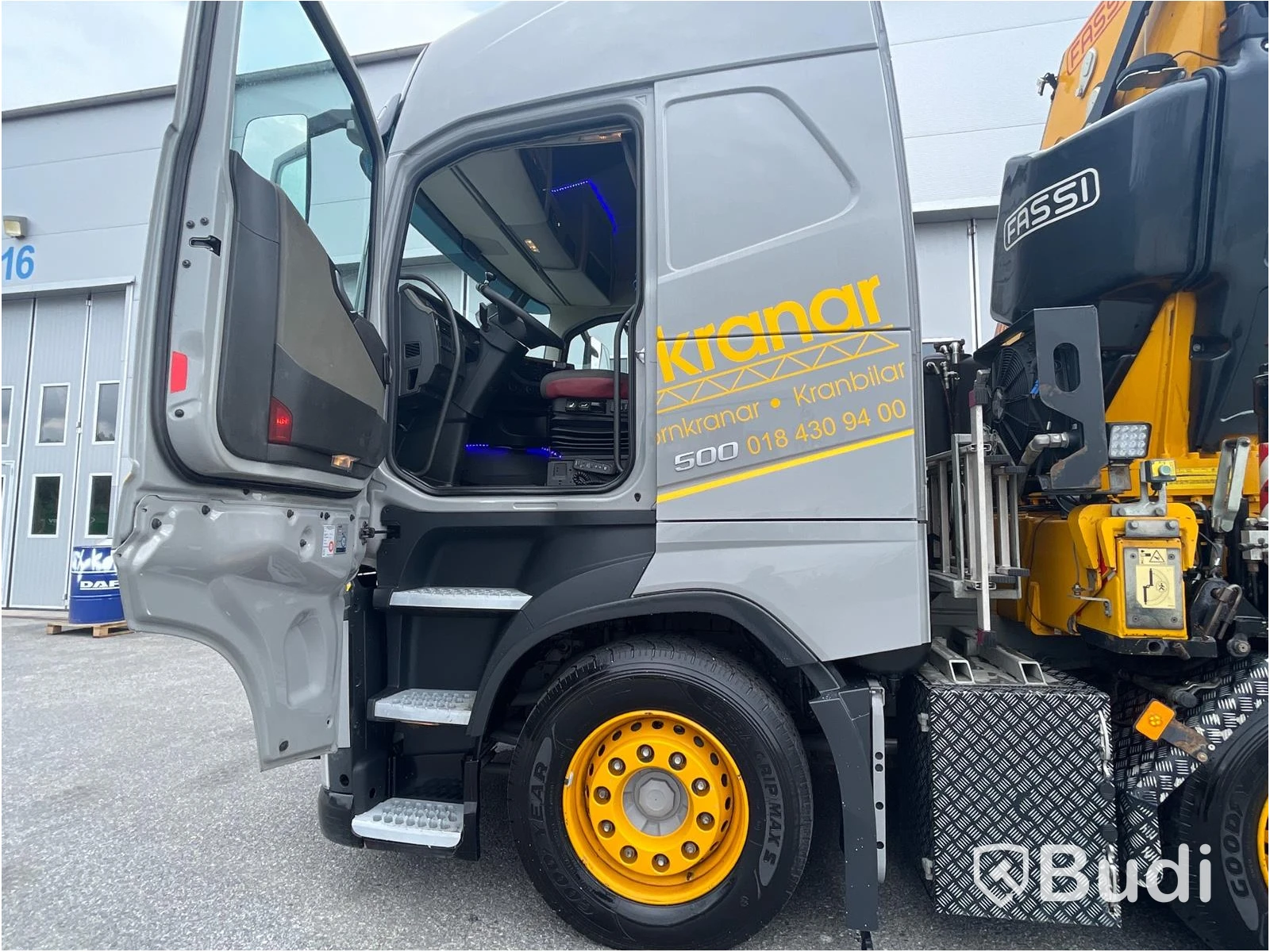 Bodbil Volvo FH 500 8x4 LL Globetrotter med Fassi kran 990 SDZ931 samt trailer CRJ824