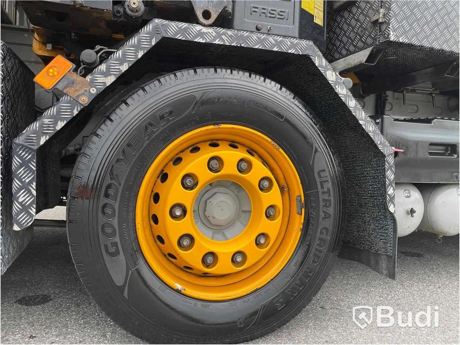 Bodbil Volvo FH 500 8x4 LL Globetrotter med Fassi kran 990 SDZ931 samt trailer CRJ824