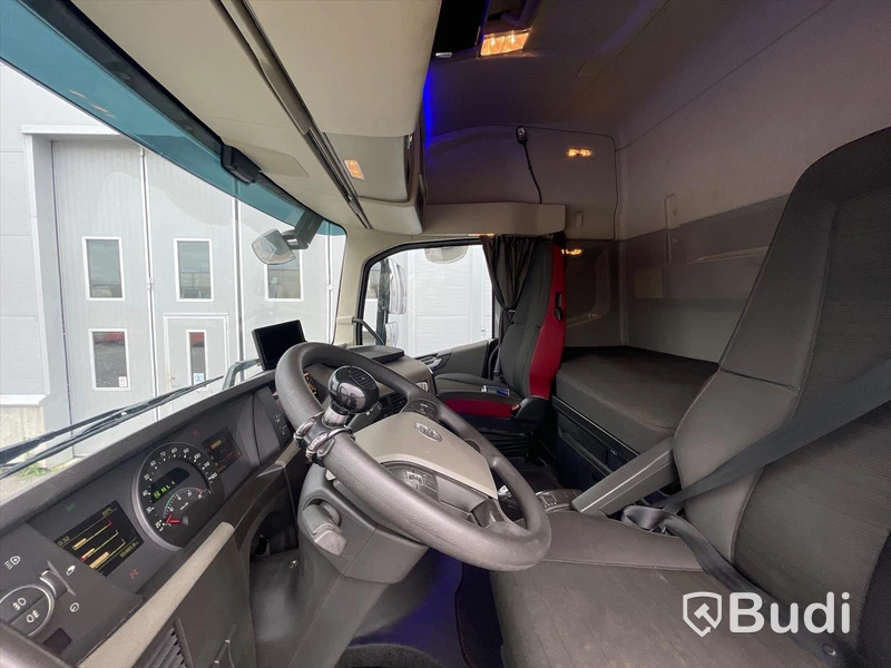Bodbil Volvo FH 500 8x4 LL Globetrotter med Fassi kran 990 SDZ931 samt trailer CRJ824